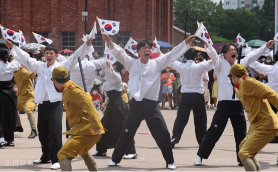 当地时间15日，在“2022西大门独立庆典”活动中，韩国民众举行表演，纪念民族独立解放。图源：《亚洲经济》