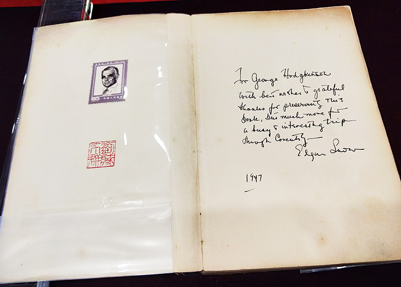 1947年埃德加·斯诺题赠给英国考文垂市市长哈德金森的世界首版《红星照耀中国》。环球网文化记者 张嘉玉摄