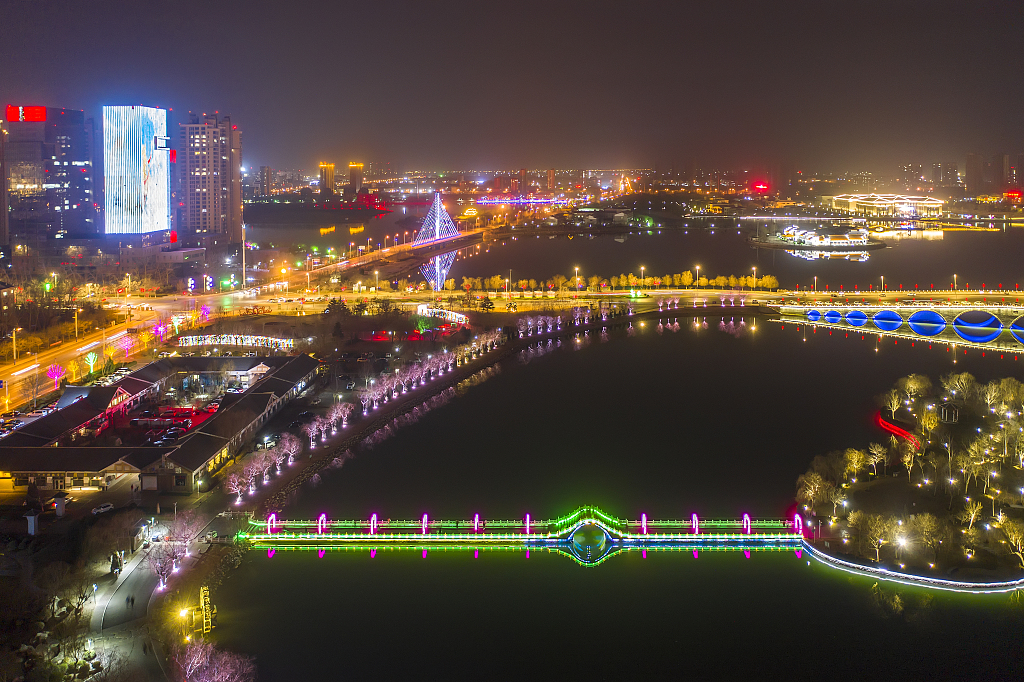 山东滨州张灯结彩迎新年大地腕表亮相中海景区