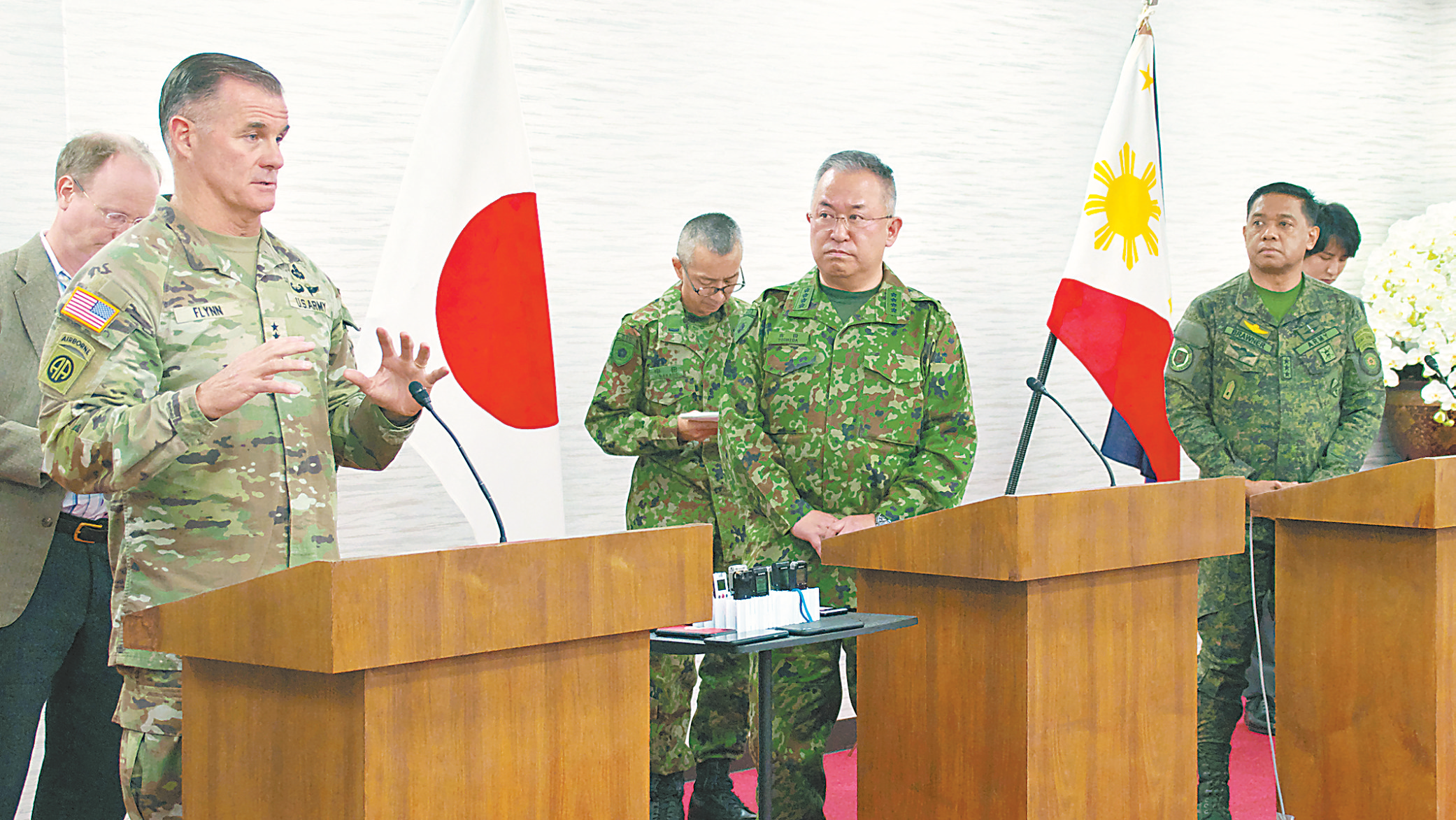 2022年12月11日，美菲日陆上力量高层在日本陆上自卫队朝霞驻地举行高级别会议。（视觉中国）