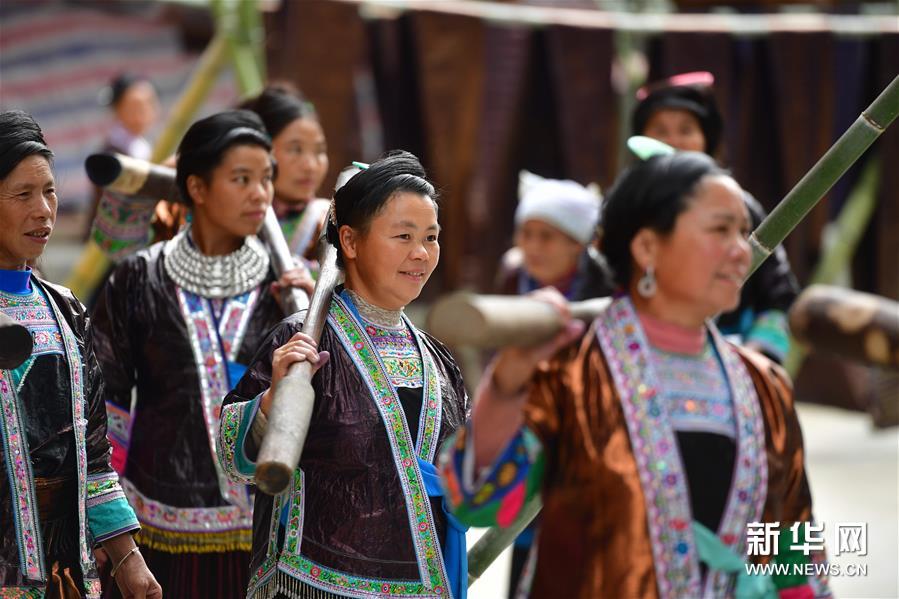 10月25日，乌英苗寨妇女们带着亮布槌参加亮布文化节。 新华社记者 黄孝邦 摄