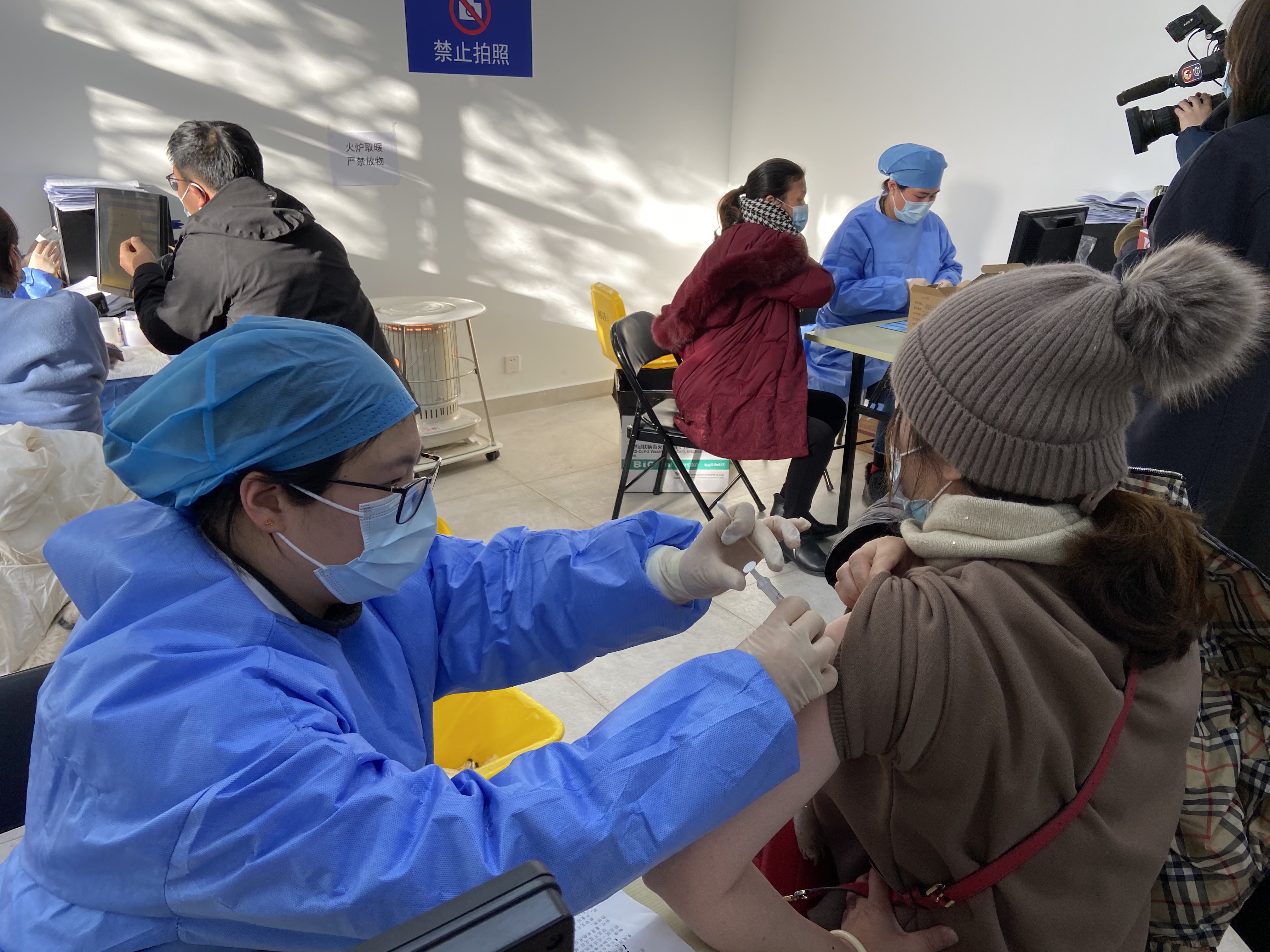 浦东机场新冠疫苗接种正有序进行所有人都要留观30分钟