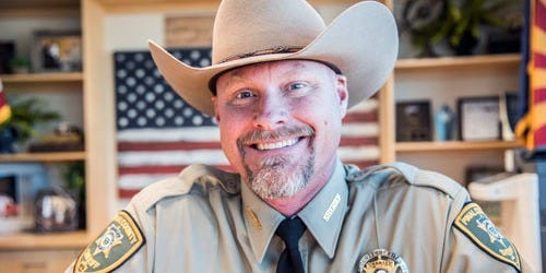 美国警长称访问白宫期间确诊 曾组织竞选活动不戴口罩