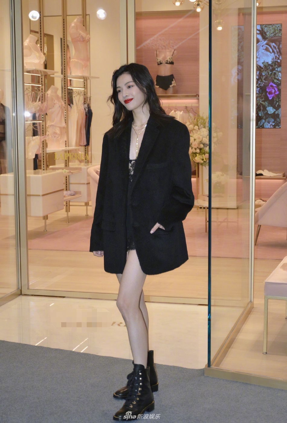 钟楚曦生图曝光颜值绝美02穿廓形西装大秀美腿