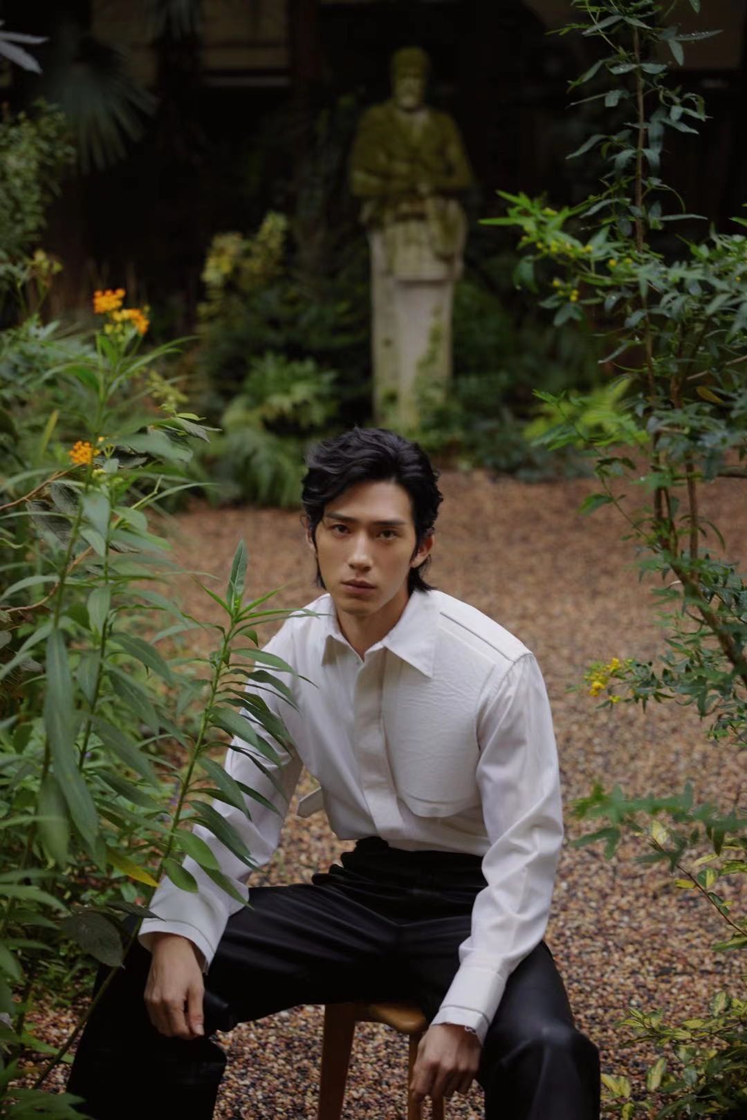 井柏然身着白色衬衣 绅士儿儒雅!