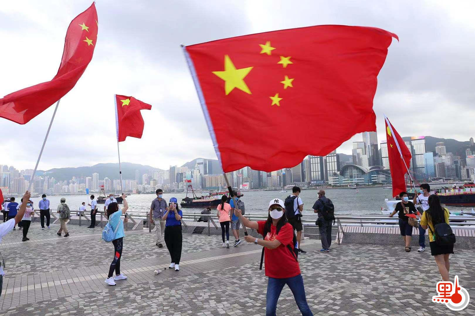 港媒着红衣舞红旗香港市民庆祝双喜临门