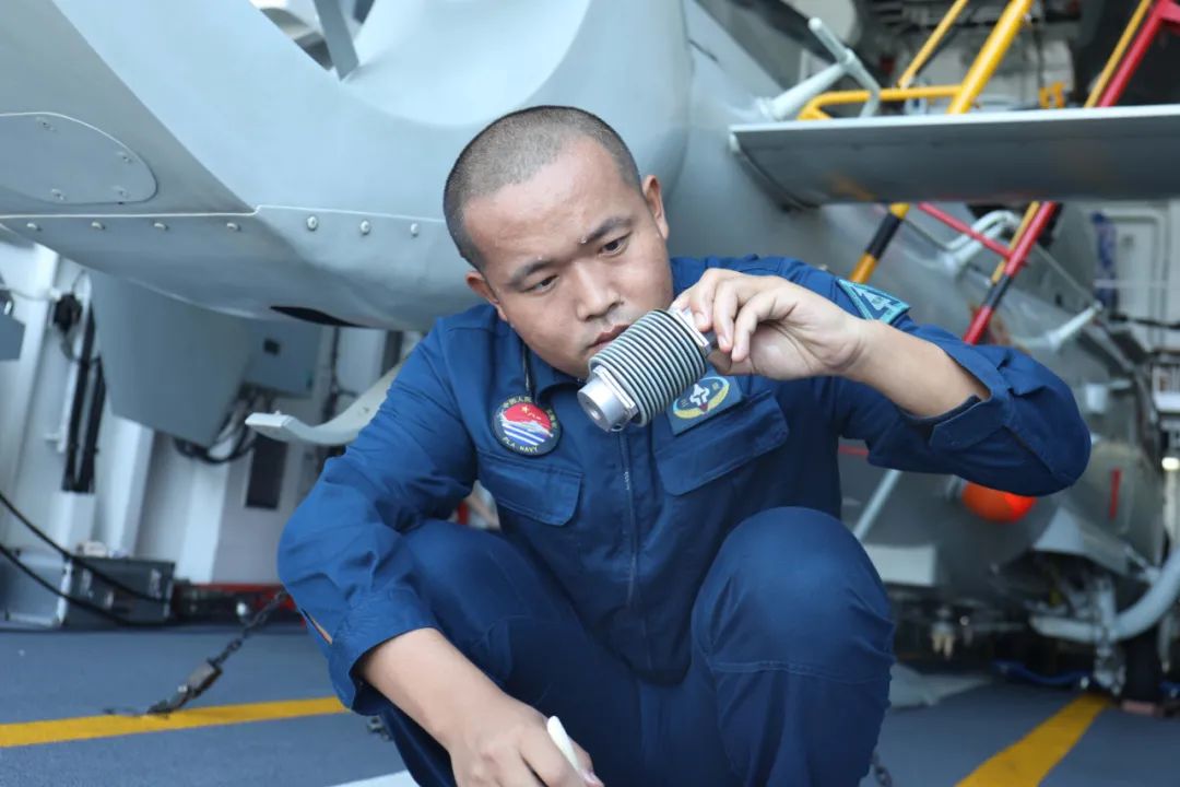 直升机机械师贾龙