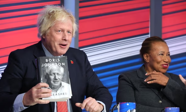 英国前首相鲍里斯·约翰逊在一档节目中宣传自己的新书。图源:英媒