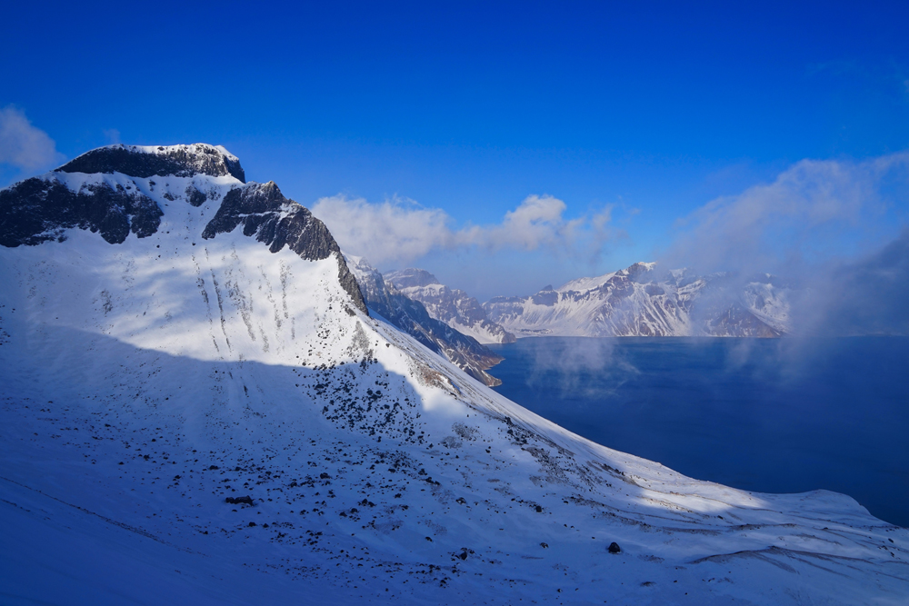 2022年11月17日,初冬季节,吉林延边长白山国家级自然保护区,天池云雾