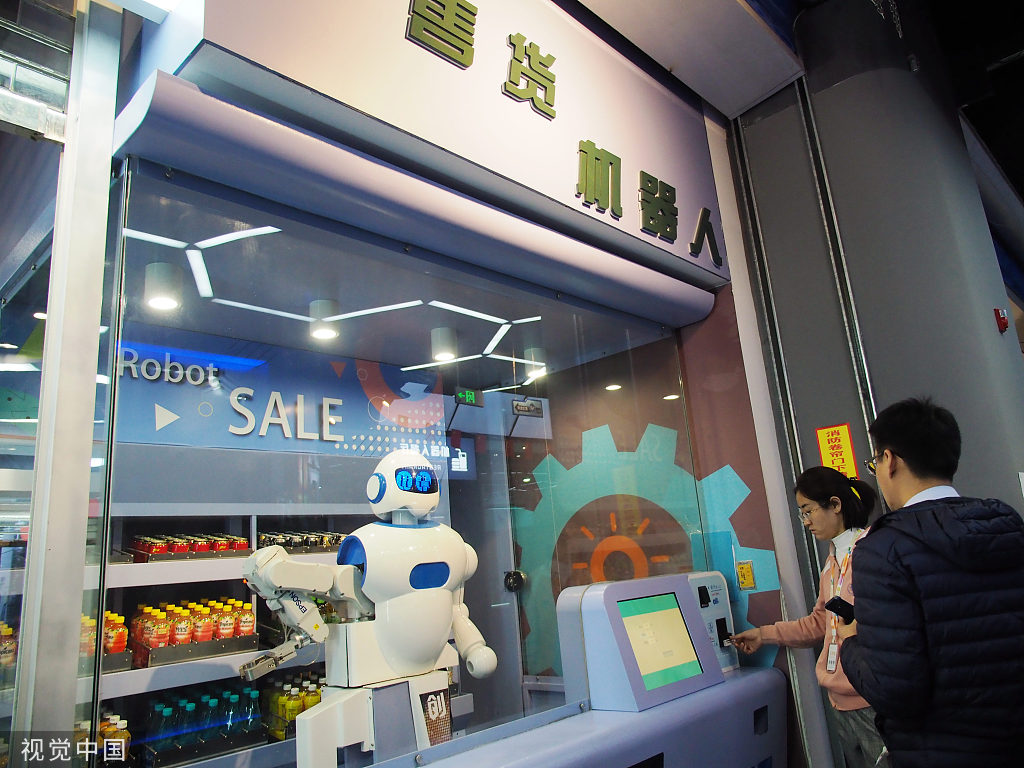 北京自动售货机器人商店上岗吸引顾客关注