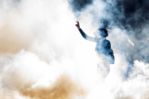 6月14日,一些抗议者向警方投掷石头等物品,警方则释放刺激性烟雾驱散人群。图源:美媒报道配图