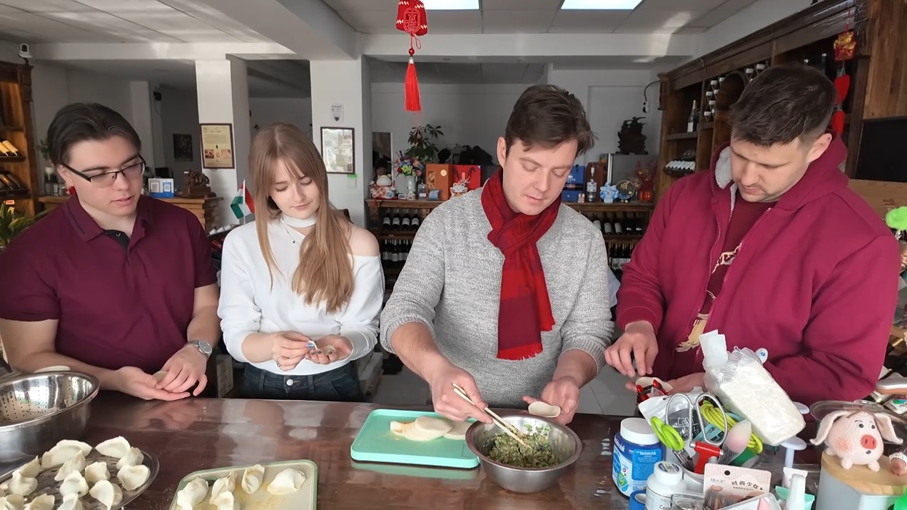 帝汉尼（右二）教匈牙利老乡们包饺子