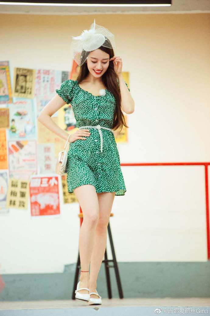 郎朗妻子吉娜晒美照一袭绿色碎花裙清新俏皮