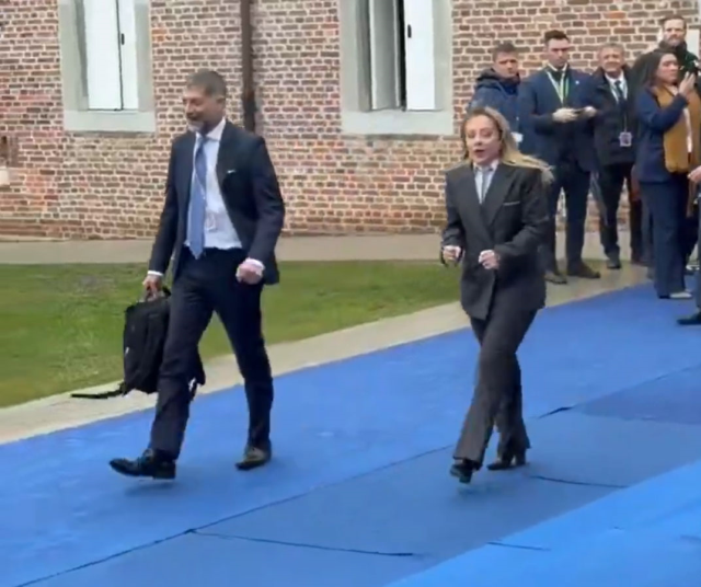 梅洛尼离开欧盟峰会现场时被拍到冻得瑟瑟发抖。图源：土耳其“Haberler”网站