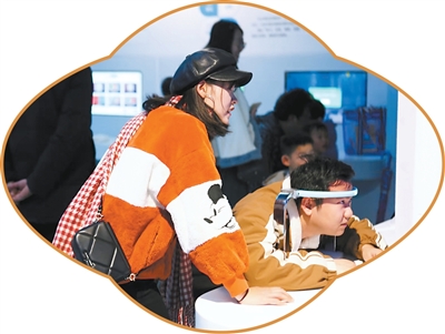 观众在中国杭州低碳科技馆参观体验。冯春华摄