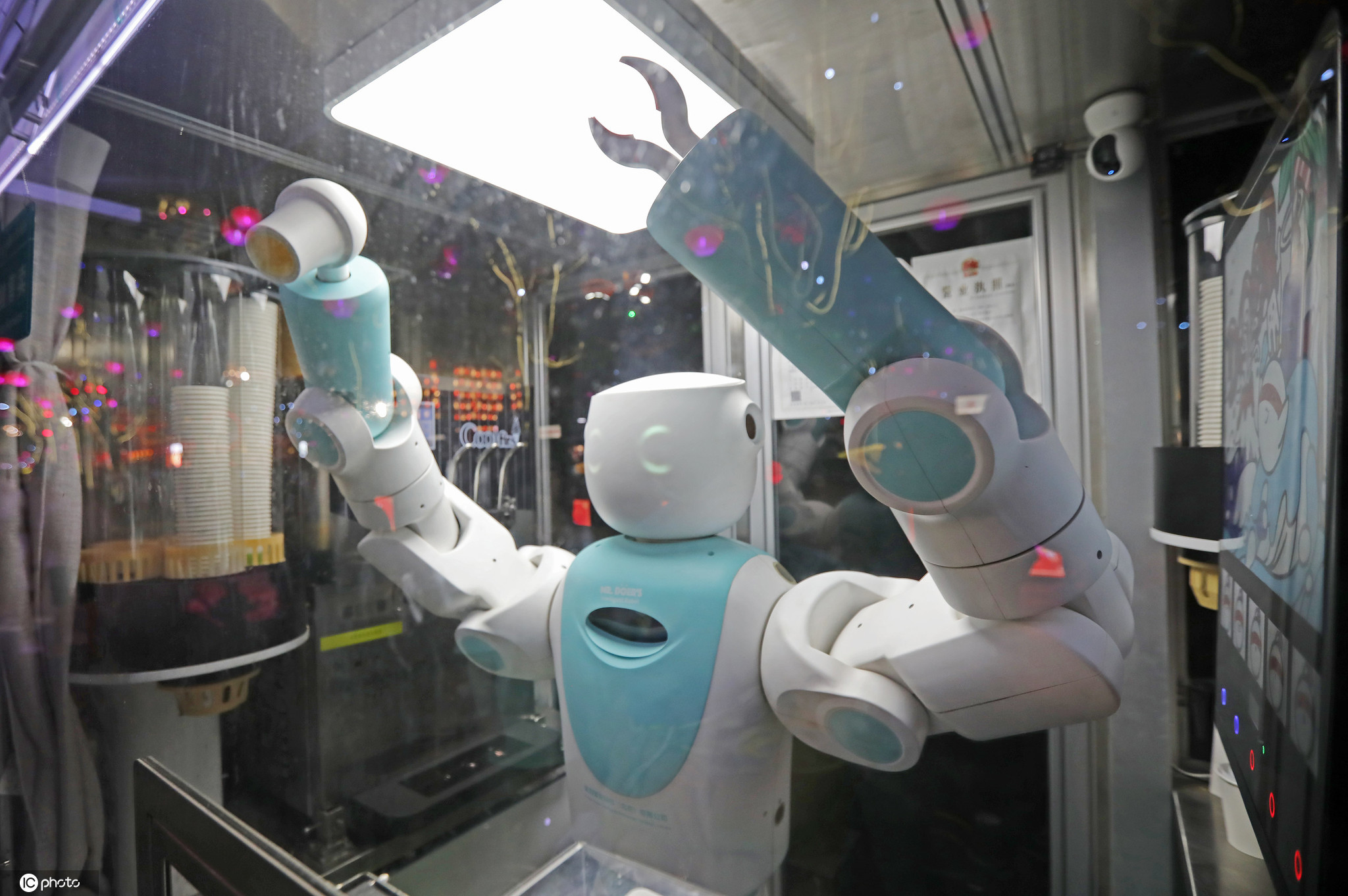 西安街头现自动售卖饮品机器人