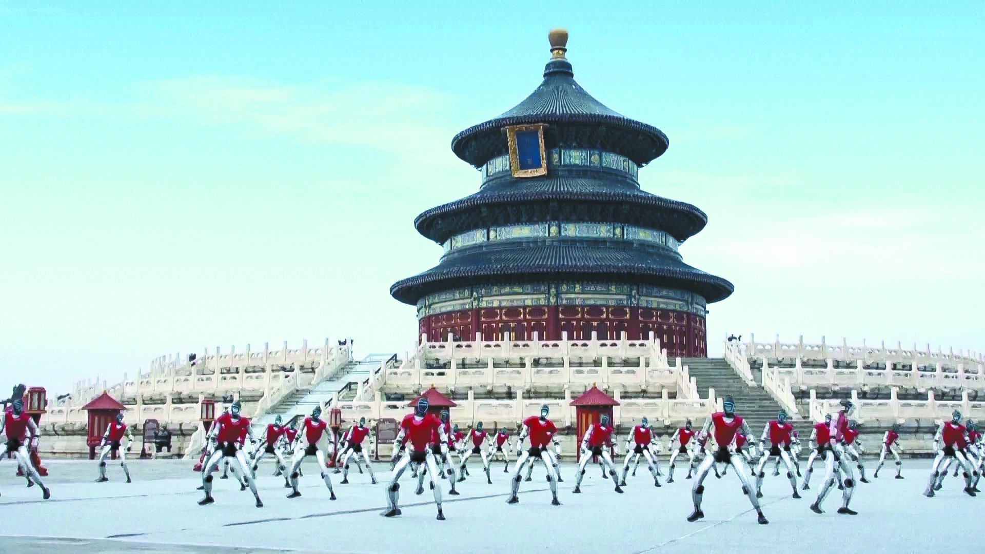 机器人在北京天坛公园进行武术表演，复现了春晚《武BOT》的动作。