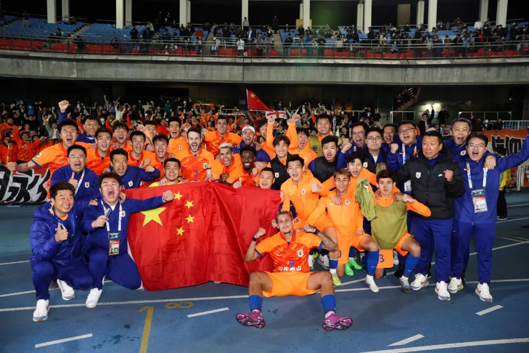 山东泰山队庆祝胜利. (视觉中国)