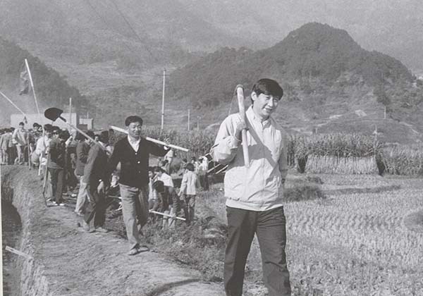 1989年，带领地直机关干部到福建宁德市参加义务劳动。资料图片