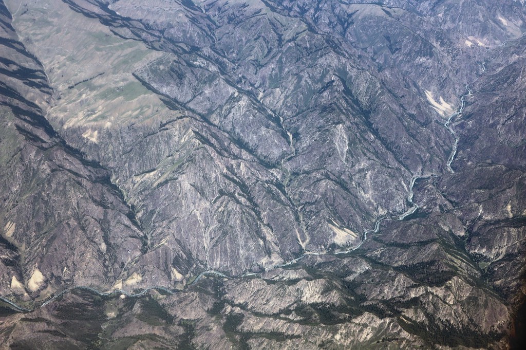 航拍新疆天山山脉 沟壑纵横气势壮观