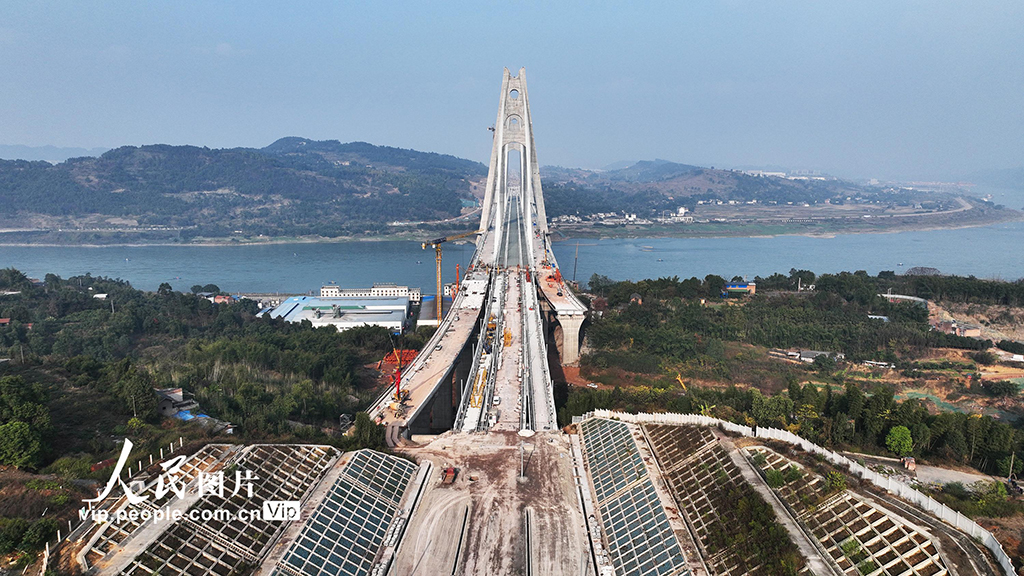 2023年1月5日，宜宾临港公铁两用长江大桥建设现场。