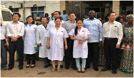 （中国医疗队在多哥南部提供免费的医疗服务，图片来源：www.xinhuanet.com）