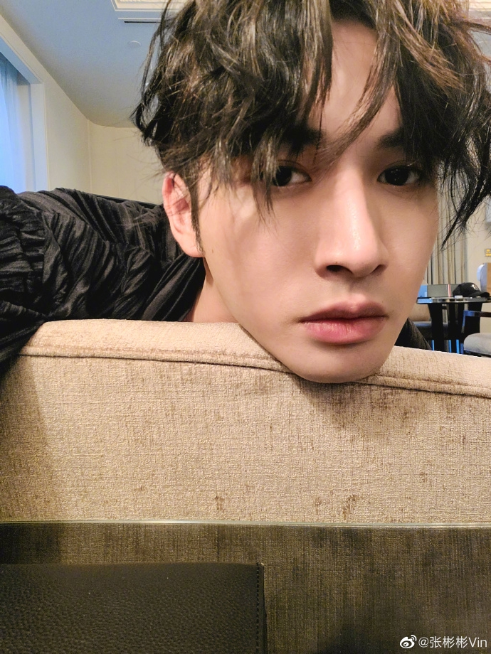 张彬彬黑色着装搭配 卷发造型更帅气!