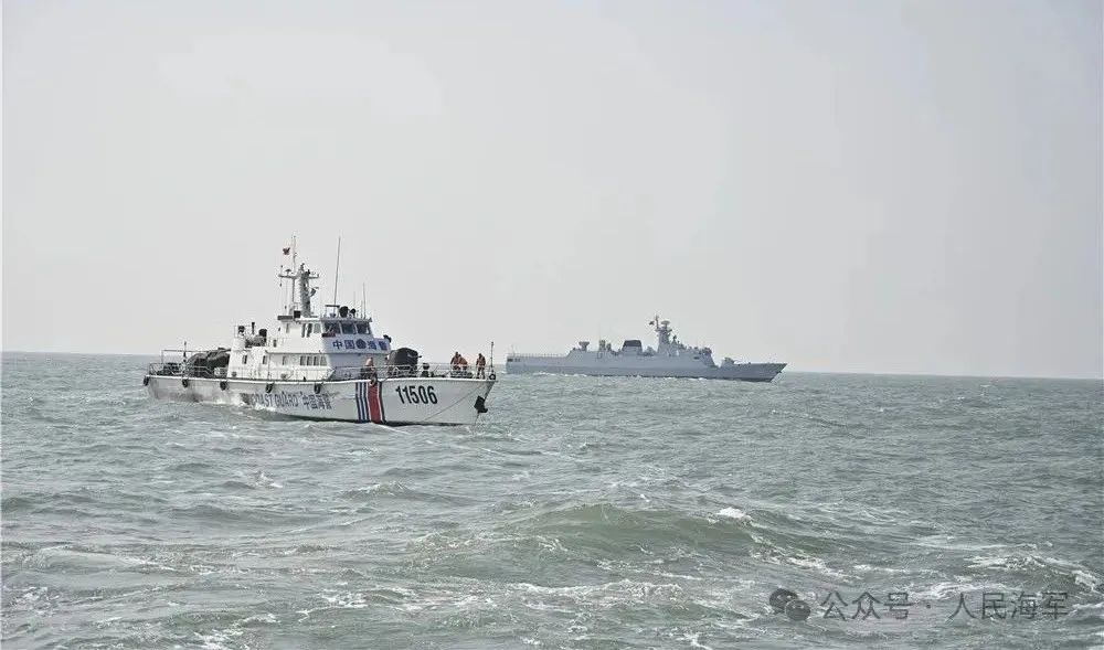 海军空军海警东部战区海军某护卫舰支队舰艇编队开展实战化训练