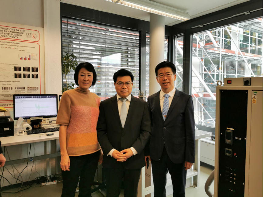 ▲赵清华总领事疫情期间访问有华侨华人工作的西卡公司