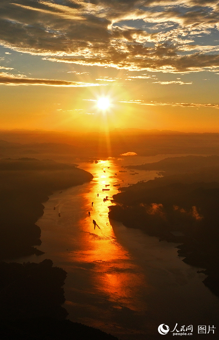长江三峡 喷薄日出照大江