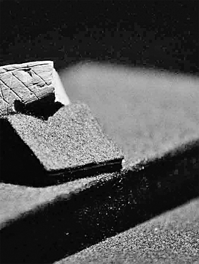 在南非的布隆伯斯洞穴,考古学家发现了一块7.4万年前的赭石。石块的表面经过打磨后,用一把尖锐的石制工具雕刻了抽象图案。这是已知最古老的符号表达遗迹之一。