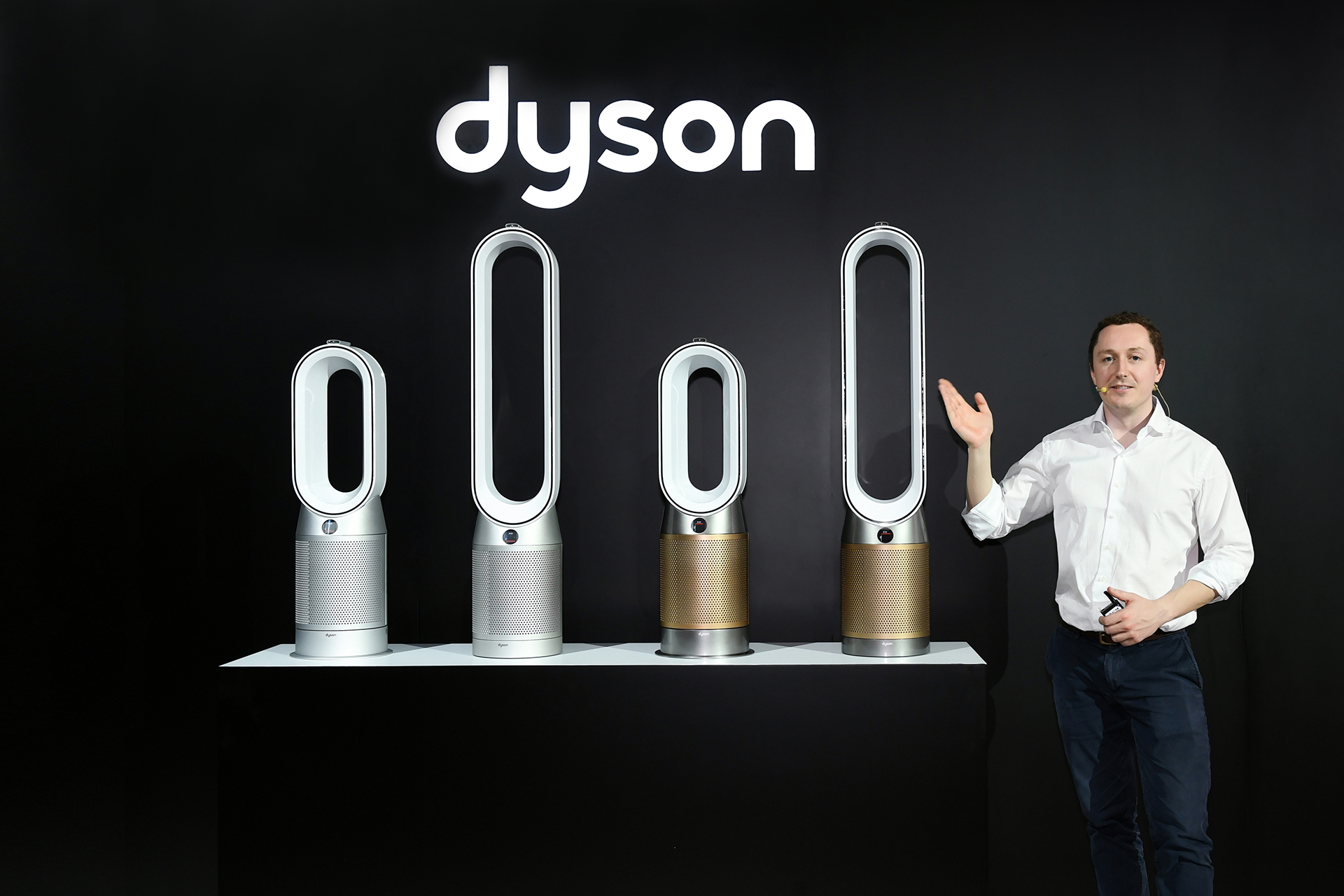 戴森上海科技实验室负责人Archie Henderson现场展示戴森Dyson Purifier空气净化风扇系列