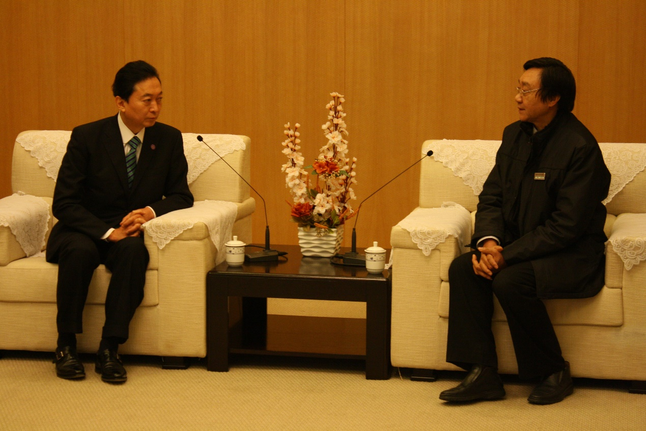 鸠山由纪夫日本前首相与朱成山馆长在交流中