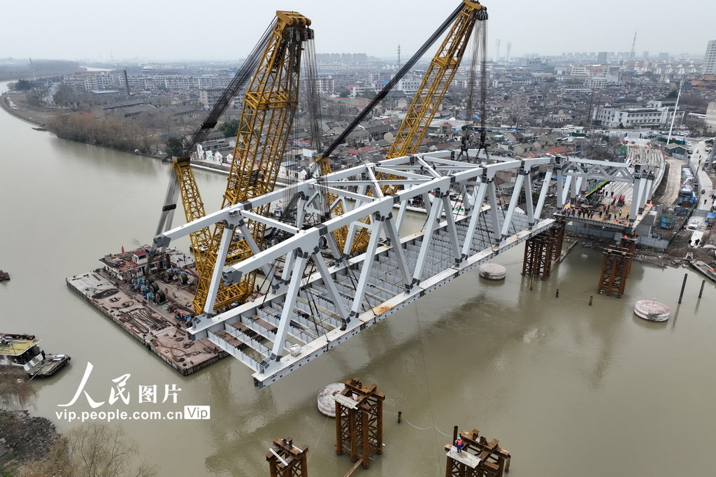 江苏扬州宝应运河大桥建设正酣