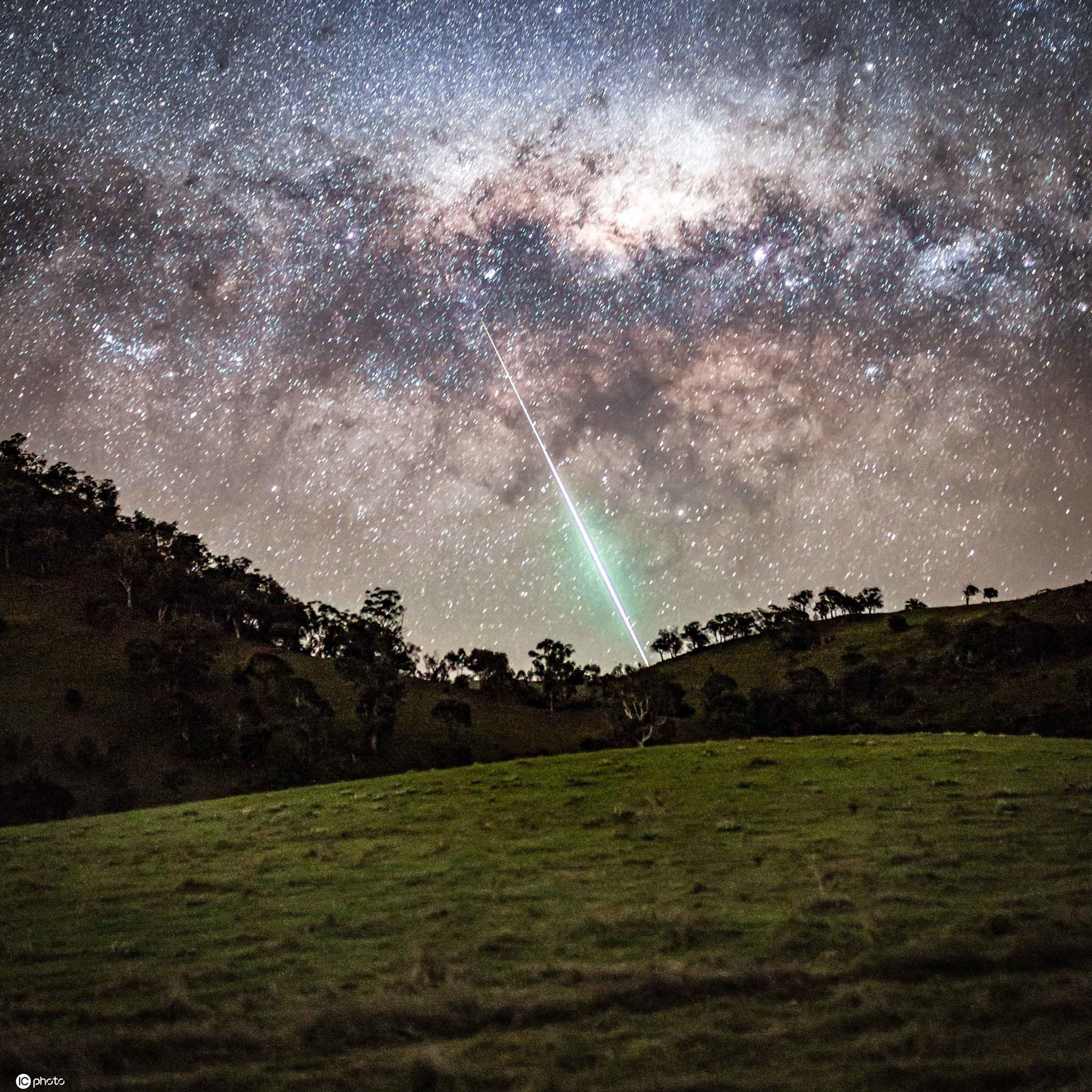 澳摄影师捕捉罕见流星爆炸夜空瞬间被点亮超震撼!