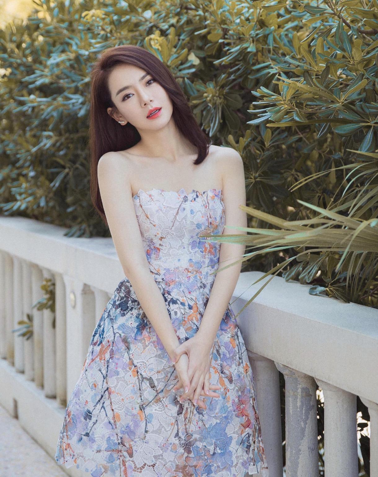 戚薇气质全开,穿一袭印花抹胸连衣裙优雅大气