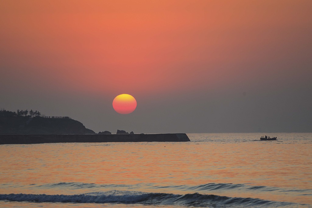 山东青岛:朝霞映红海面
