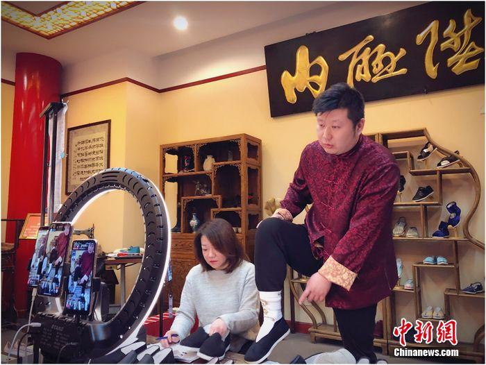 内联升第五代传人、非遗传承人任晨阳进入在淘宝直播间讲述制鞋工艺