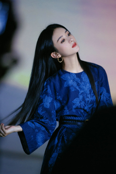 赵丽颖黑发温柔妩媚多套造型诠释双面自我