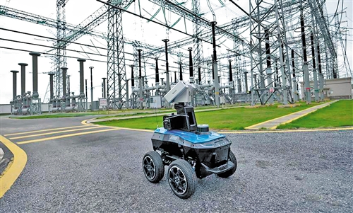 中国南方电网有限责任公司研发的5G信号智能巡检机器人正在广州500千伏狮洋站执行任务。 何靖治摄 (中经视觉)