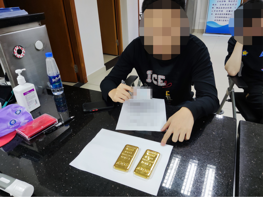 鞋底藏金条 港珠澳大桥海关查获一起2000克黄金走私案