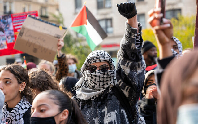 2023年11月15日，亲巴勒斯坦、反以色列示威者在美国纽约哥伦比亚大学附近集会 图源：《以色列时报》