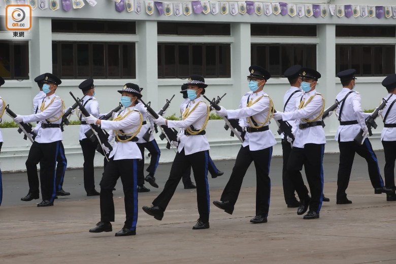 香港懲教儀仗隊運用中式步操技巧，進行花式穿插步操及軍槍表演。圖自香港“東網”