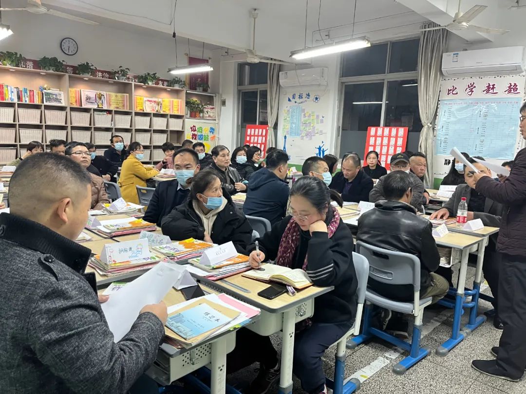 在开学初,杭十中就组织召开初一新生亲子家长会,帮助新生和家长减少