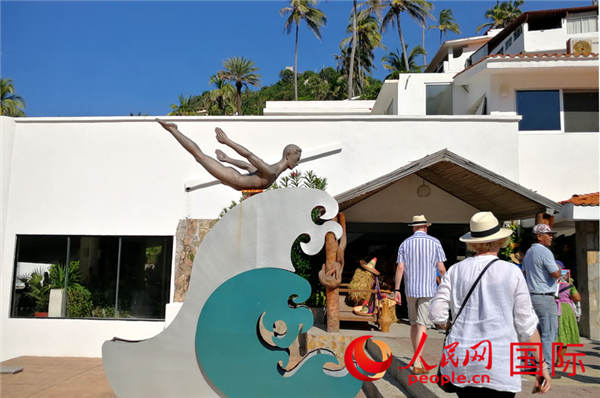 悬崖跳水景点通道上的跳水雕塑 于世文 摄