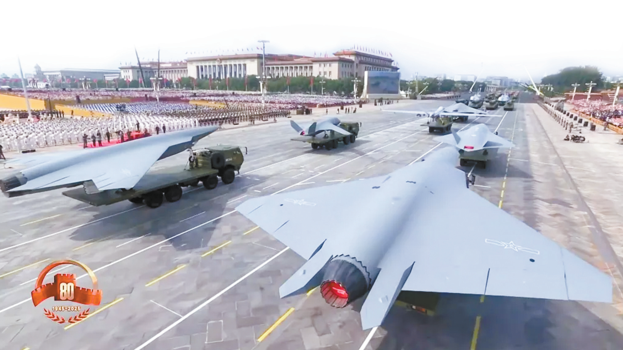空中无人作战方队接受检阅的直播画面
