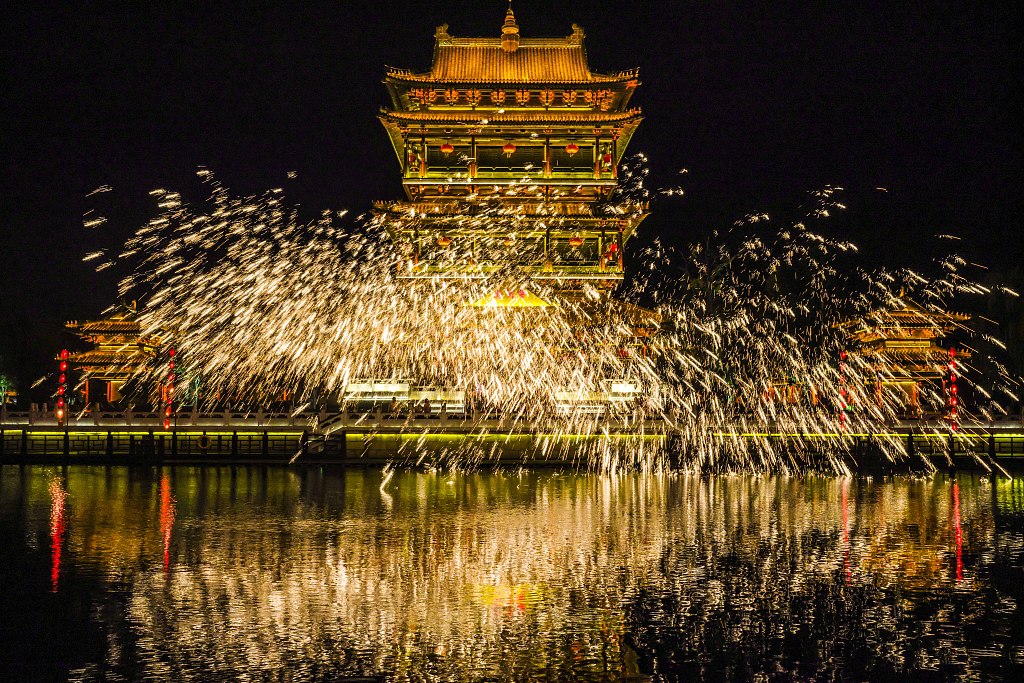 中秋假期台儿庄古城景区举办火龙钢花表演