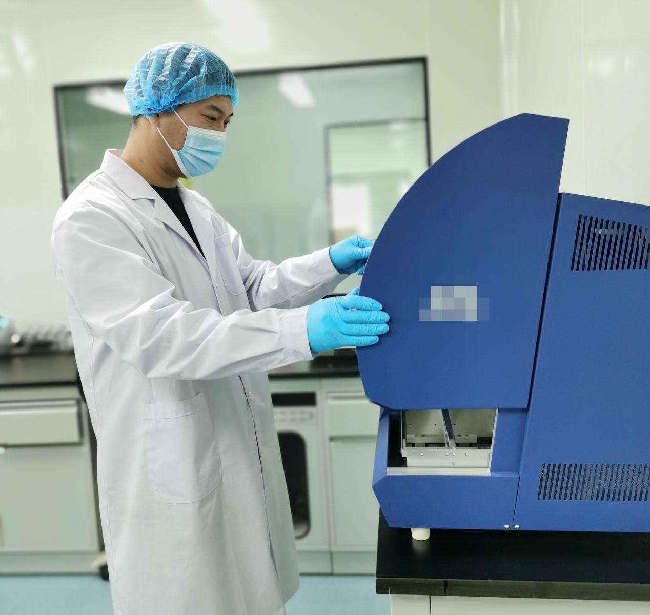 宁夏公安厅刑事技术处警务技术二级主管周栋正在进行DNA检测。（图片来源：宁夏公安厅）