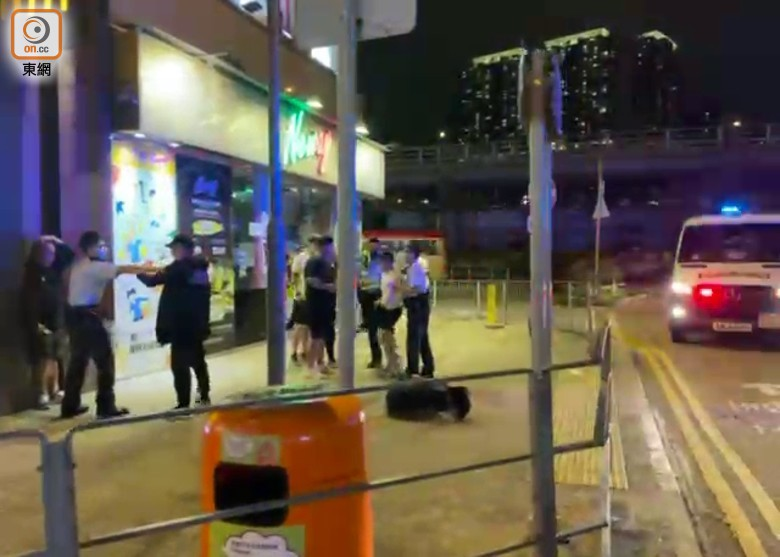 警方接报后赶至现场（图片来源：香港“东网”）