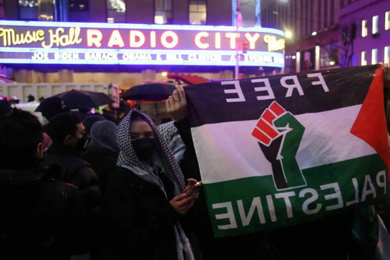 当地时间28日，支持巴勒斯坦的抗议者在纽约曼哈顿无线电城音乐厅外集会抗议。图源：美媒